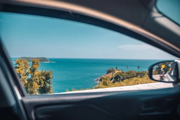 Pogled iz automobila na more i jadransku obalu u Hrvatskoj